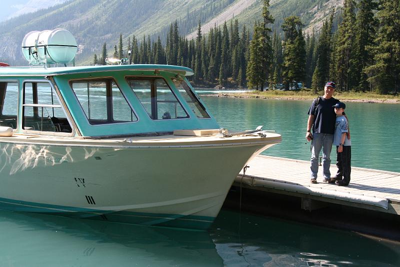 Boot auf Maligne Lake).jpg